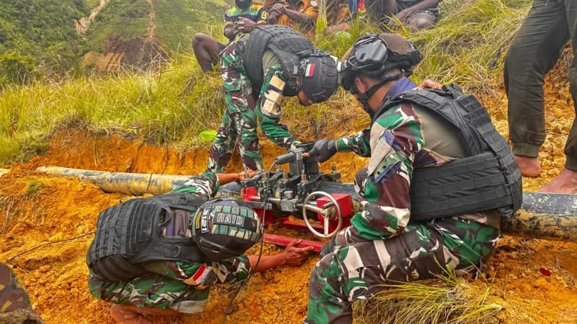 Satgas Yonif 511/DY dan Warga Gotong Royong Perbaiki PLTMH di Lanny Jaya