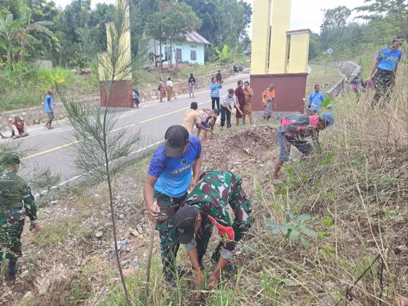 Satgas Pamtas Yonarhanud 2 Kostrad dan Warga Hijaukan Kawasan Perbatasan