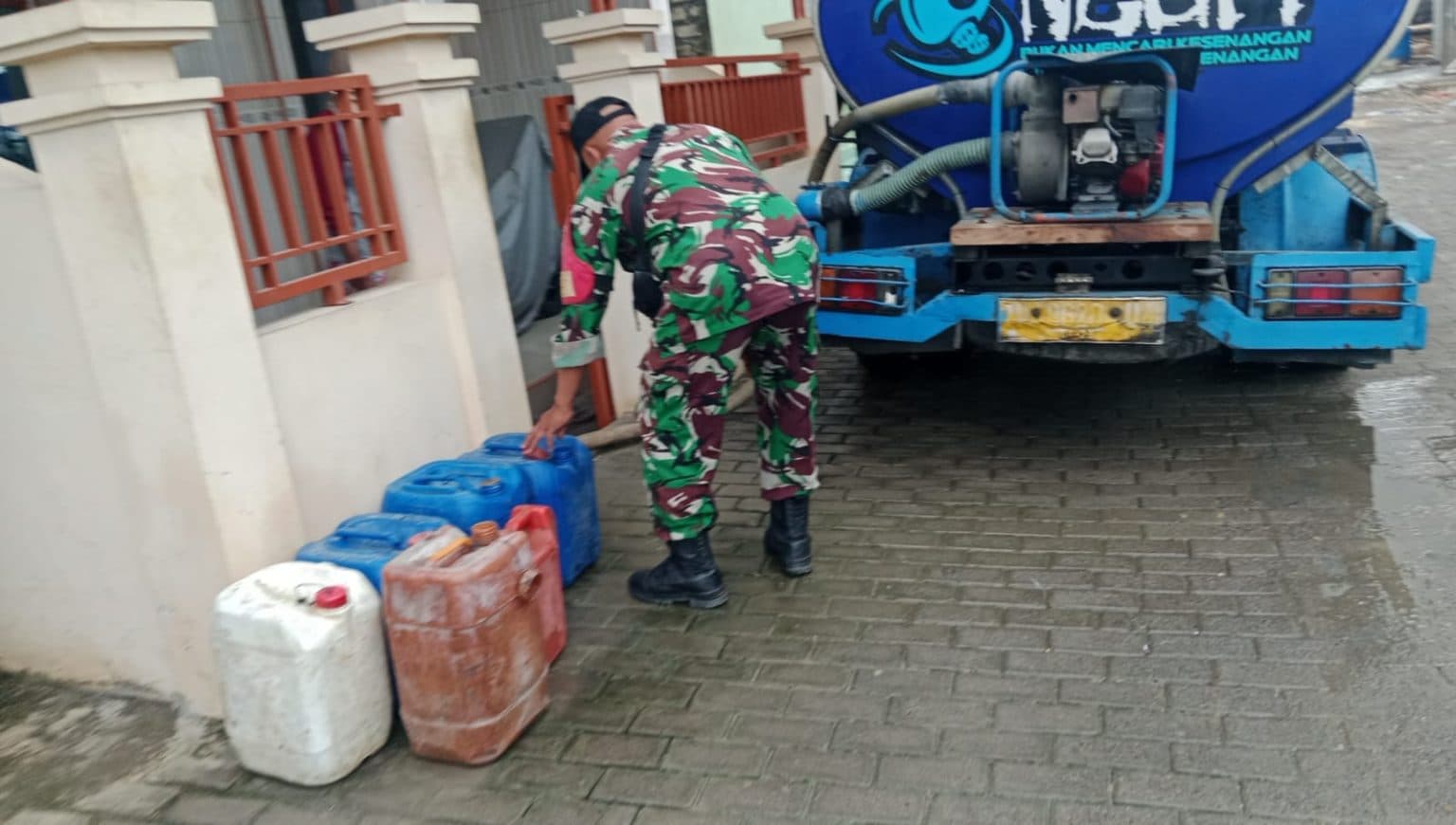 Babinsa Koramil Tlanakan Dampingi Distribusi Air Bersih untuk Warga Pamekasan