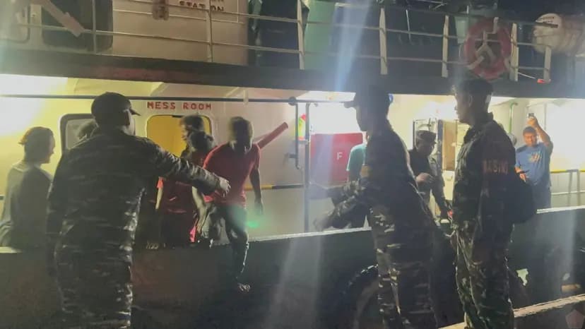 Respon Cepat Lanal Ketapang Selamatkan 14 ABK Kapal Nelayan di Perairan Laut Jawa