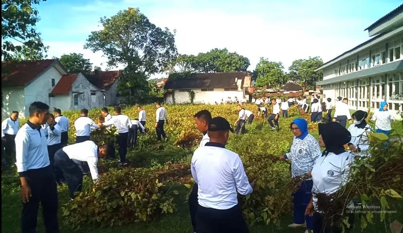 Dukung Ketahanan Pangan Nasional, Lanal Cilacap Sukses Panen Kedelai di Lahan Produktif