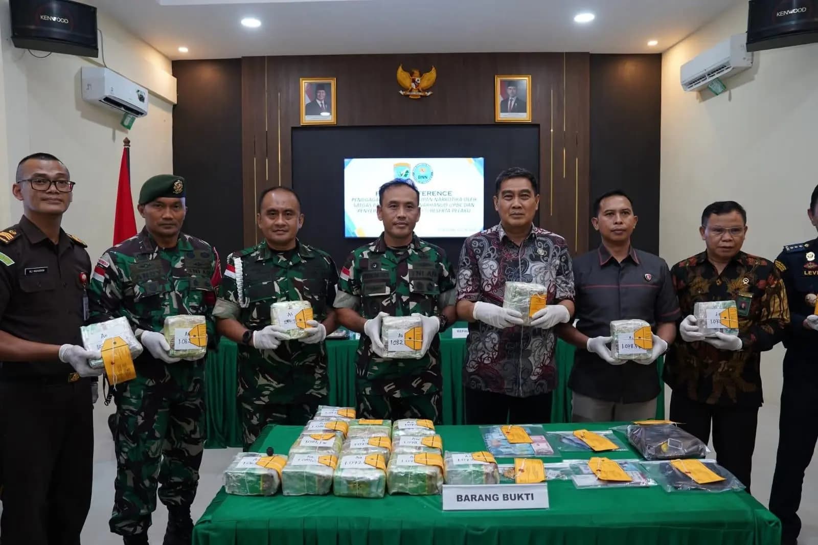 Satgas Pamtas RI–Malaysia Gagalkan Penyelundupan 21,4 Kilogram Sabu di Entikong, Seorang WNA Diamankan