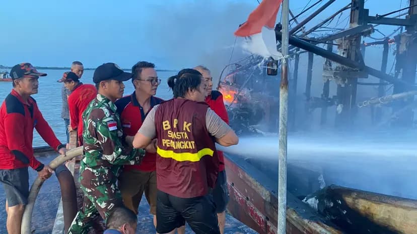 TNI AL dan Tim Gabungan Berhasil Padamkan Kebakaran Kapal Nelayan di Perairan Sambas