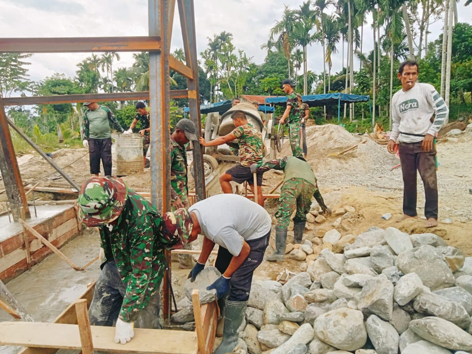 Gotong Royong TNI dan Warga Bangun Jembatan Gantung Perintis di Aceh Tenggara