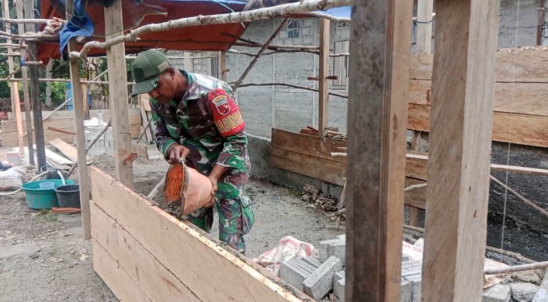 Babinsa Desa Kawa Bantu Warga Bangun Rumah, Perkuat Semangat Gotong Royong