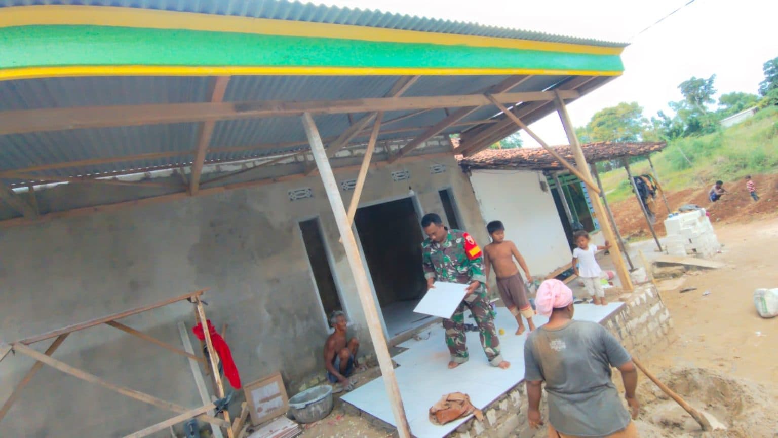 Babinsa Koramil Pasongsongan Gotong Royong Renovasi Rumah Warga, Wujud Nyata Kepedulian TNI kepada Masyarakat