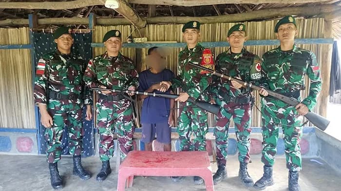 Pengobatan Gratis Berbuah Kepercayaan, Satgas Yonarhanud 2 Kostrad Terima Penyerahan Dua Senjata Warisan di Perbatasan