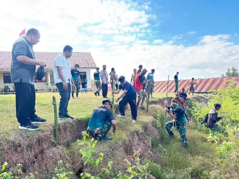 Satgas Yonarhanud 2 Kostrad dan Warga Nainaban Tanam Pohon untuk Cegah Longsor Susulan