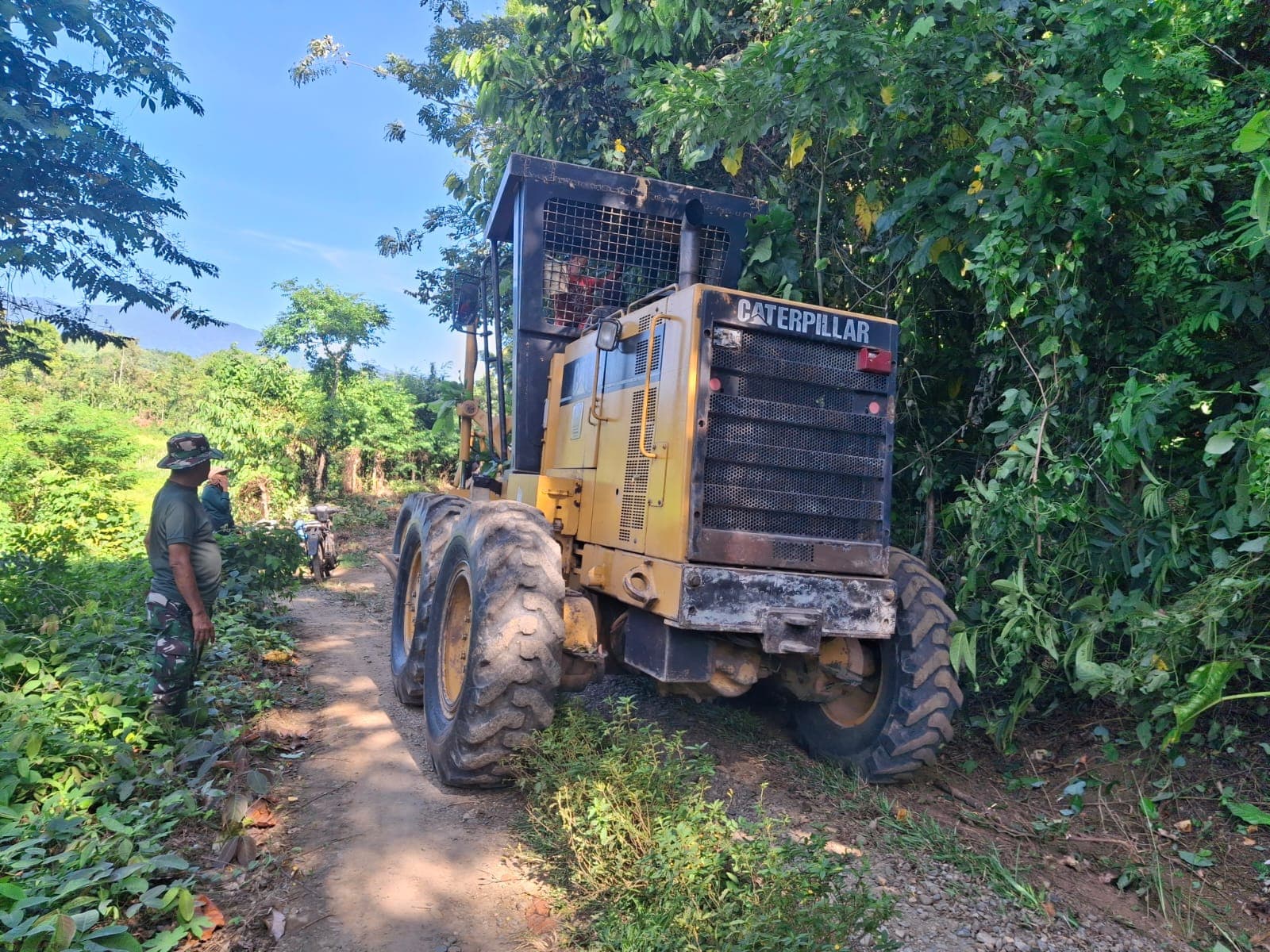 TMMD Ke-129 Kodim 0102/Pidie Percepat Pembangunan Jalan Pertanian dengan Dukungan Motor Grader
