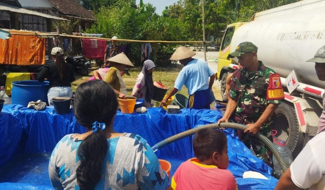 Kodim 0813 Bojonegoro Salurkan 16 Ribu Liter Air Bersih untuk Warga Terdampak Kekeringan