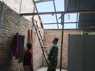 Babinsa Kodim 0204/Deli Serdang Gerak Cepat Bantu Warga Terdampak Cuaca Ekstrem di Serdang Bedagai