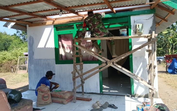 Babinsa Koramil Sumbergempol Dampingi Program Rutilahu, Percepat Terwujudnya Hunian Layak bagi Warga Tulungagung