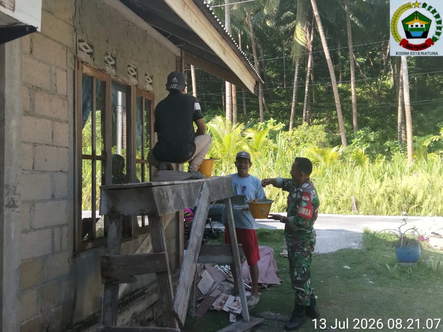 Babinsa Koramil 05/Midai Bantu Warga Bangun Rumah, Perkuat Semangat Gotong Royong di Natuna