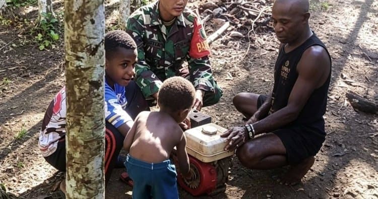 Babinsa Bantu Perbaiki Mesin Parut Sagu, Dukung Mata Pencaharian Warga Jayapura