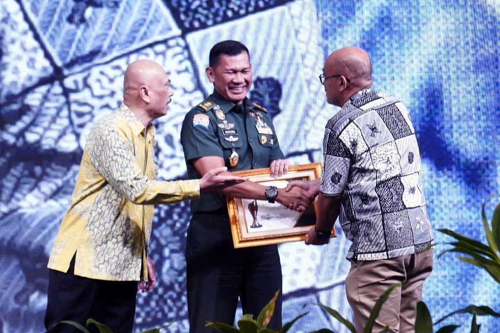 Panglima TNI Agus Subiyanto Terima Penghargaan Pimred Award 2025 atas Kepemimpinan Visioner