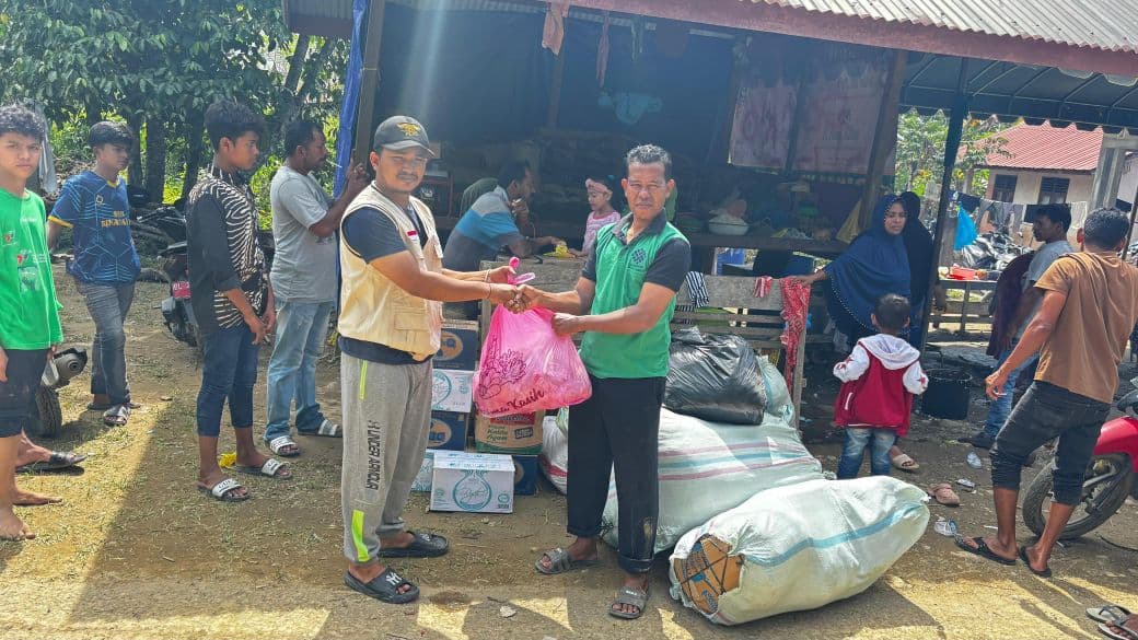 Koperasi Merah Putih Desa Meucat Bergerak Cepat Salurkan Bantuan Banjir di Pidie Jaya