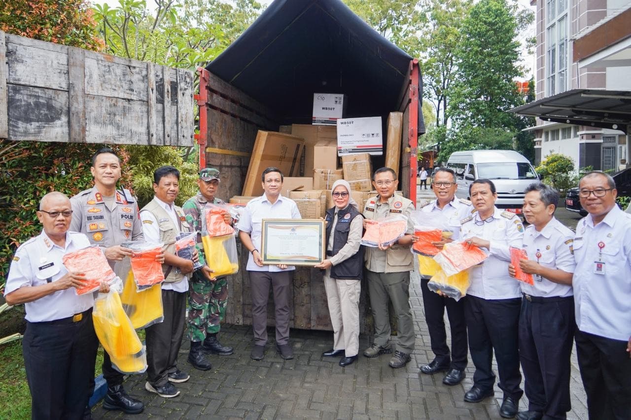 BNPB Serahkan Bantuan Logistik Penanganan Banjir untuk Kota Pekalongan