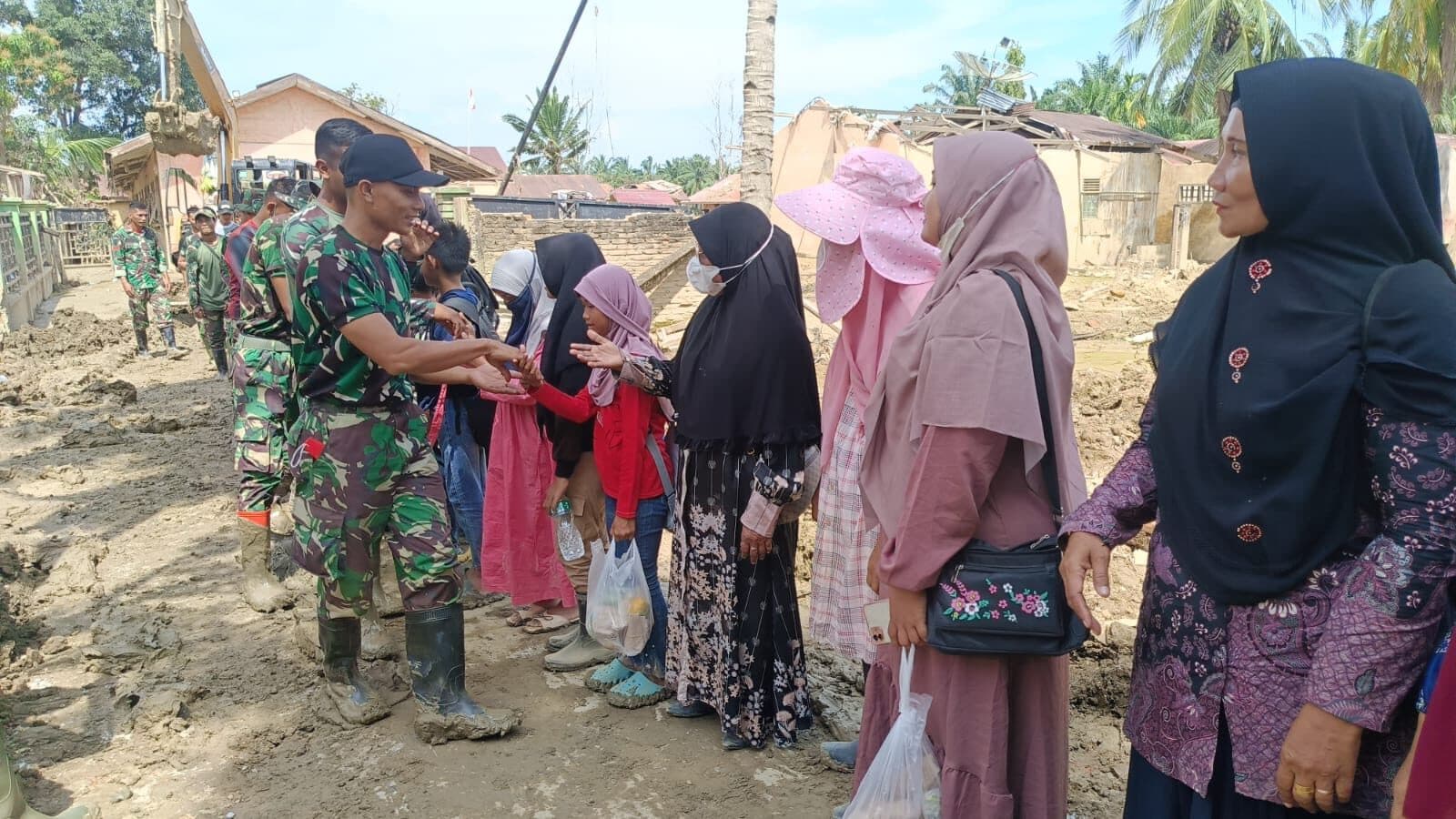 Prajurit TNI Berpamitan, Warga Aceh Tamiang Teteskan Air Mata