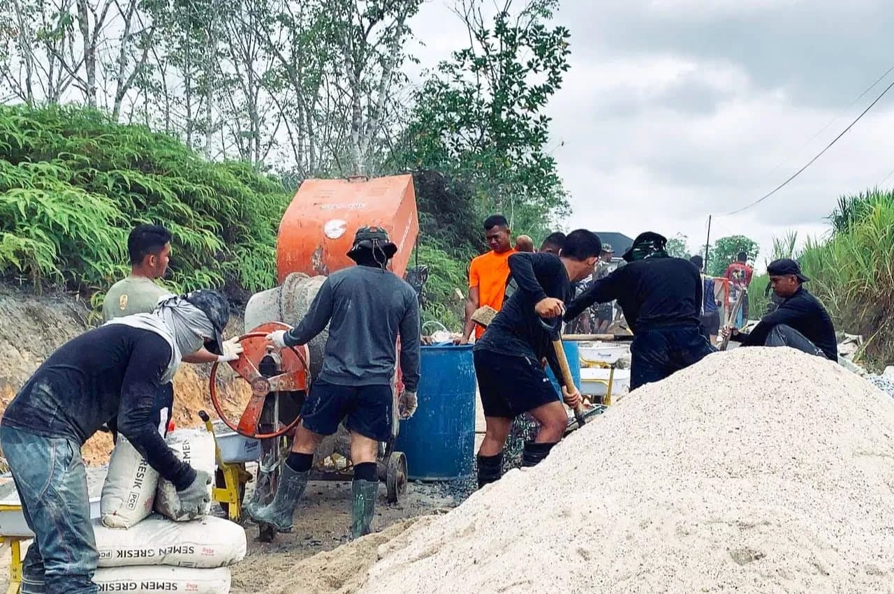 TMMD Percepat Pembangunan Jalan Rabat Beton di Kabupaten Sintang Provinsi Kalimantan Barat