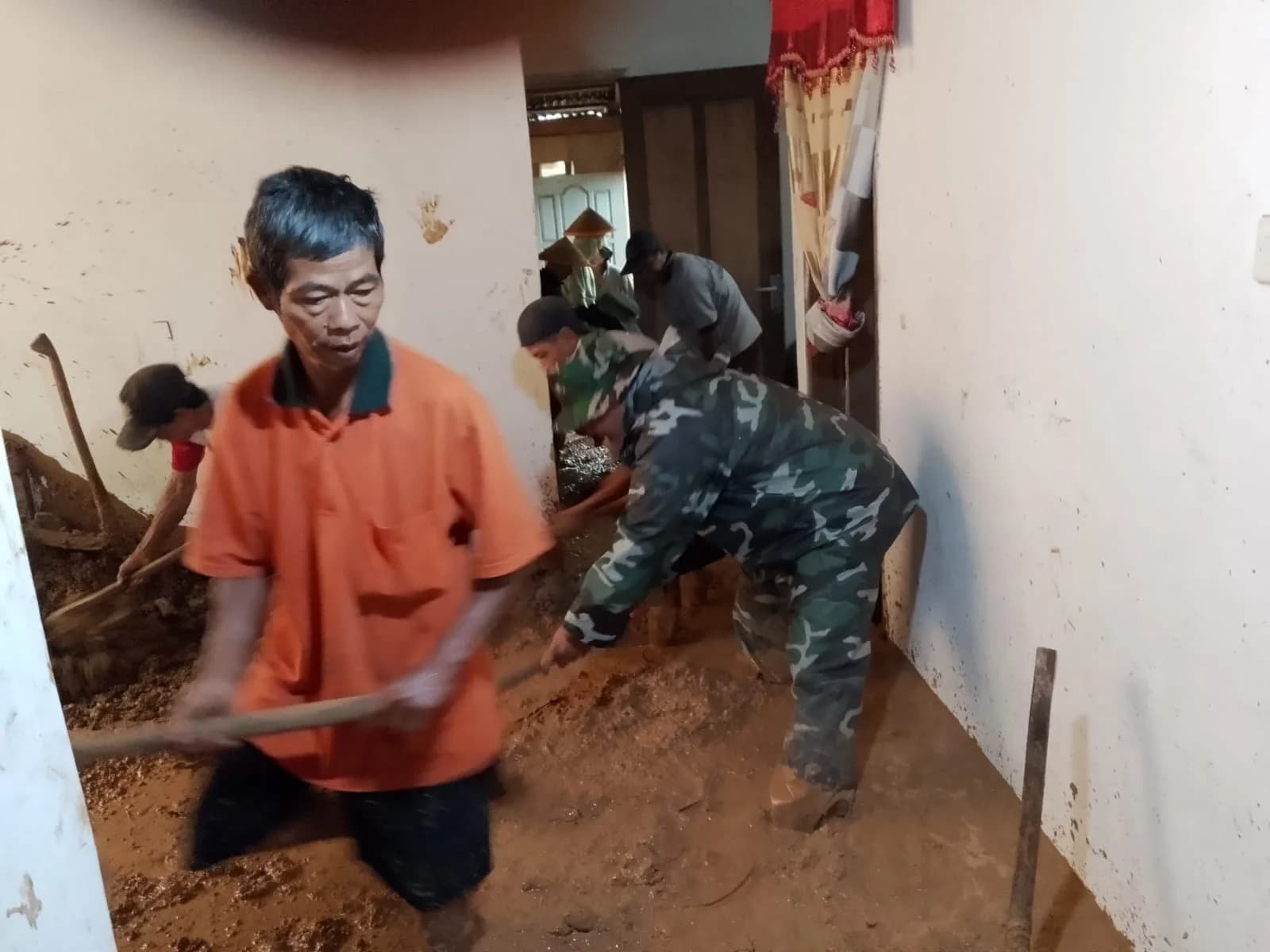 TNI dan Warga Jojogan Bahu-Membahu Evakuasi Rumah Warga Terdampak Longsor