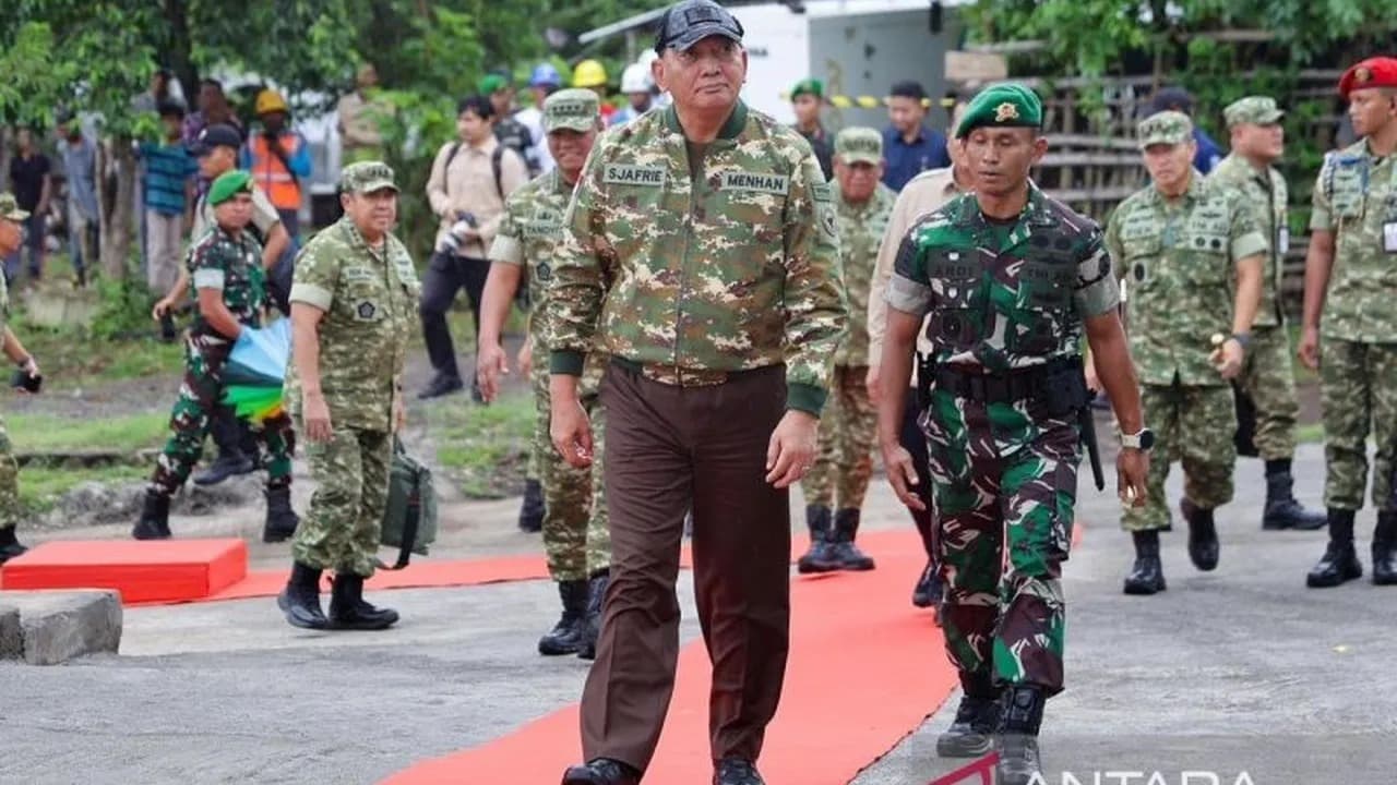 Menteri Pertahanan Tinjau Kesiapan Prajurit TNI di NTB, Tekankan Peran Ganda Pertahanan dan Kesejahteraan Rakyat