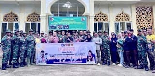 TNI–Pramuka Bersih-Bersih Masjid Sambut Ramadhan