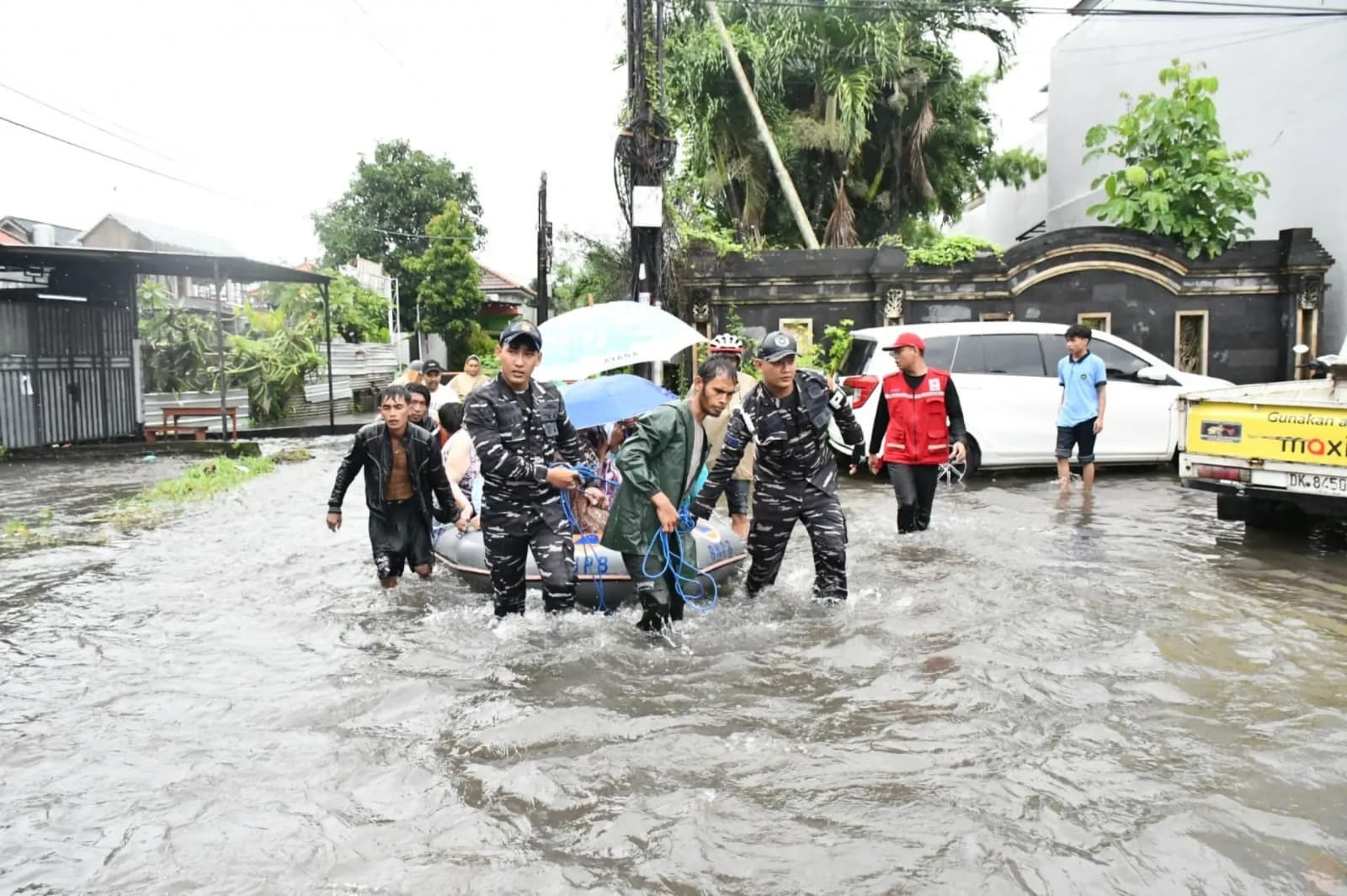 Satgas Banjir Lanal Bali Evakuasi Warga Terdampak Banjir di Sesetan Denpasar Selatan