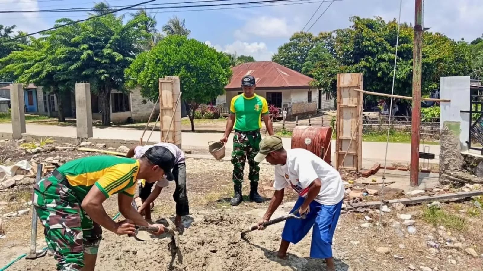 Satgas Pamtas RI–RDTL Yonarmed 12 Kostrad Bangun Tembok Pagar Masjid Al-Ikhlas di Belu