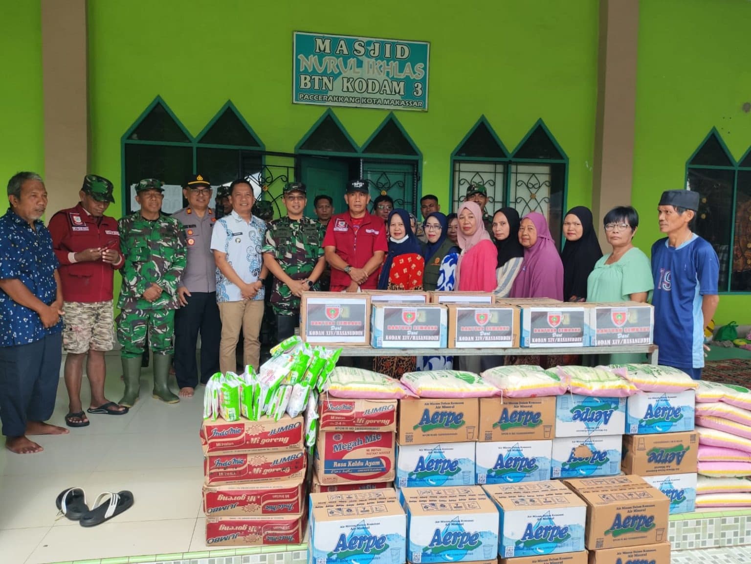 Dandim 1408/Makassar Tinjau Pengungsi Banjir di Katimbang, Salurkan Bantuan Sembako