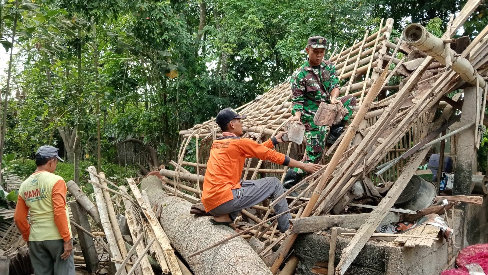Gotong Royong TNI dan Warga, Babinsa Kanigoro Bantu Bedah Rumah Tidak Layak Huni