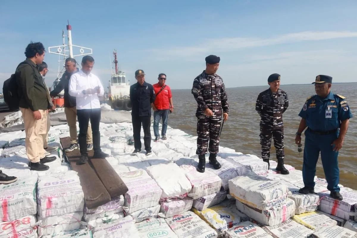 TNI AL Sita 200 Ton Arang Bakau Ilegal di Perairan Kepulauan Meranti