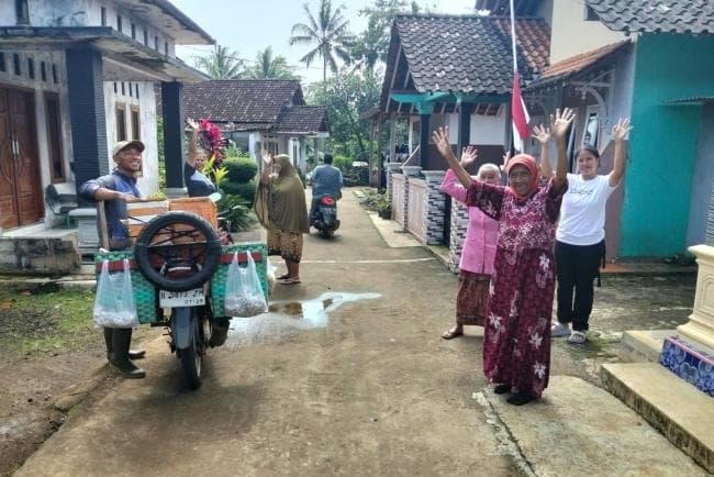 Warga Desa Gedong Bahagia, Jalan Desa Dibangun TNI Melalui Program TMMD