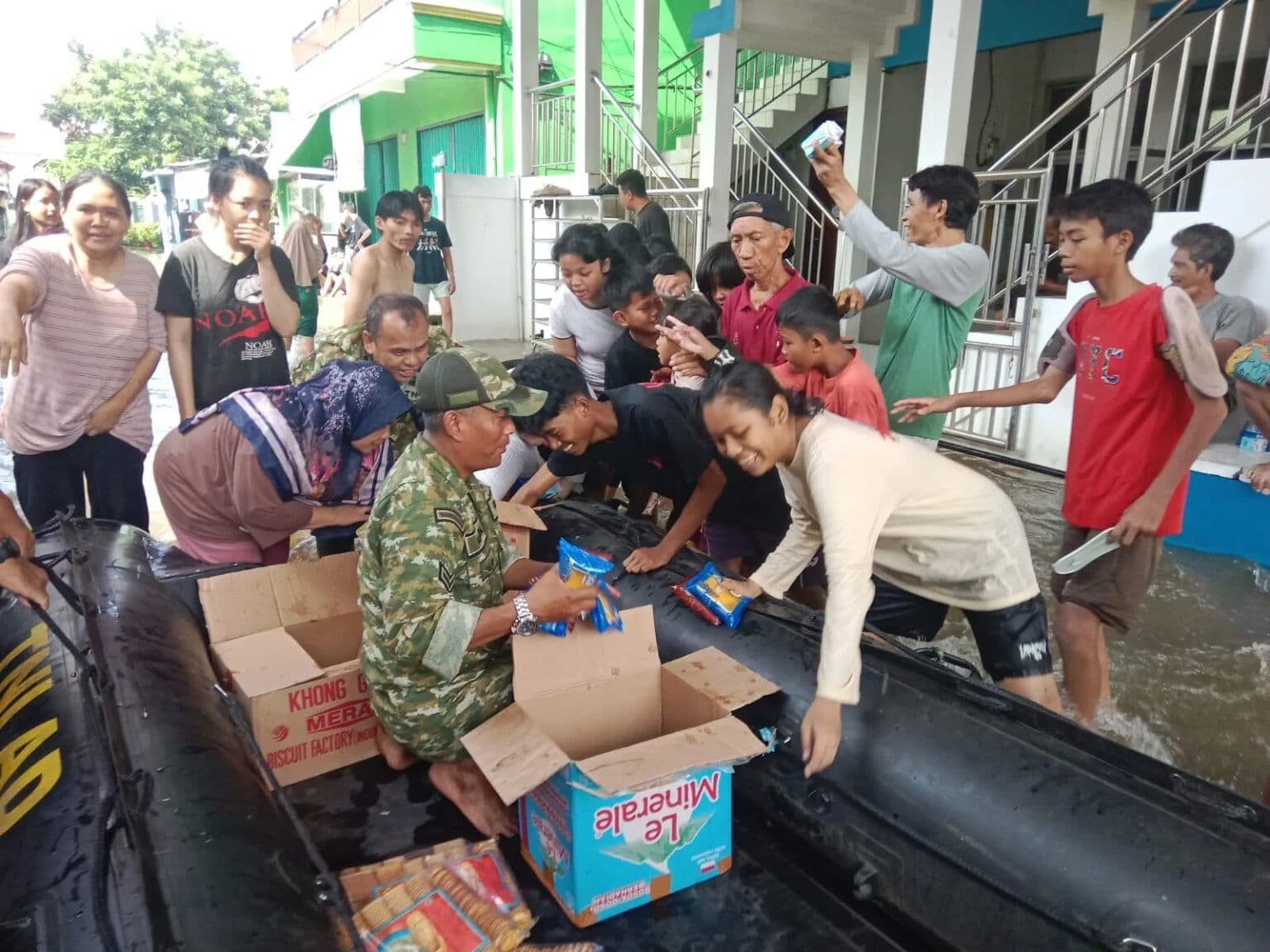 Kehadiran TNI di Tengah Banjir Ciracas Menjadi Bukti Nyata Negara Tidak Pernah Absen untuk Rakyat