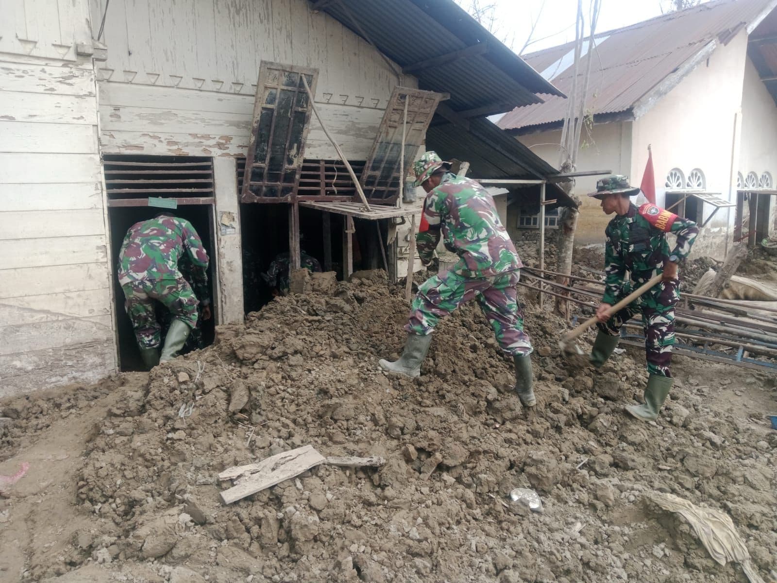 Aksi Nyata TNI Bersama Warga Membersihkan Sisa Banjir Menjadi Bukti Kuatnya Gotong Royong di Pidie Jaya