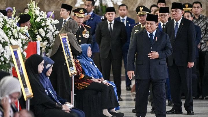 Presiden Prabowo Beri Penghormatan Terakhir, Negara Hadir Mengantar Kepulangan Pahlawan Perdamaian