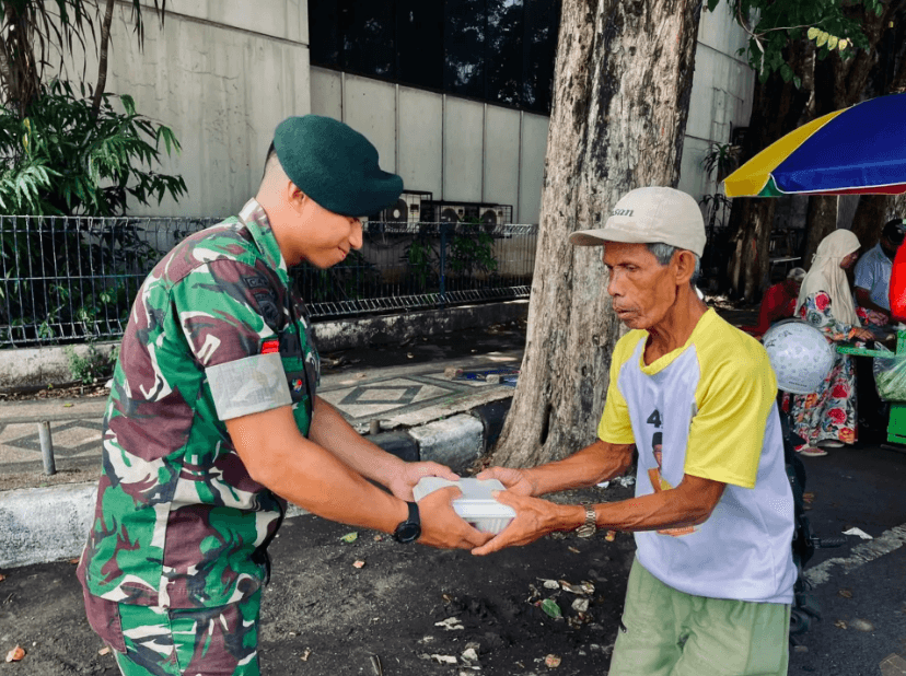 Yonzipur 10/JP/2 Kostrad Bagikan Sembako Lewat Program Jumat Berkah di Pasuruan