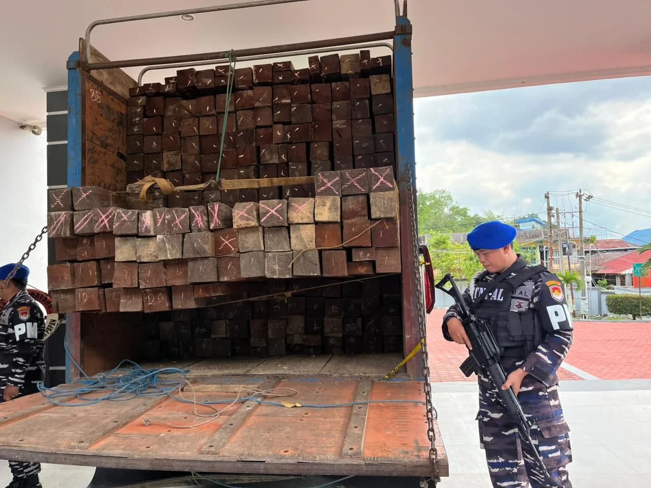 TNI AL Gagalkan Pengiriman Kayu Ulin Ilegal di Balikpapan, Dua Orang Diamankan