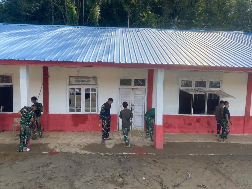 TNI Percepat Pemulihan SMPN 26 Takengon agar Sekolah Segera Kembali Nyaman Dipakai Belajar