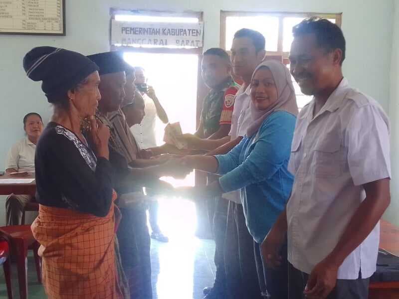 Babinsa Koramil Lembor Dampingi Penyaluran BLT Dana Desa untuk Warga Waewako