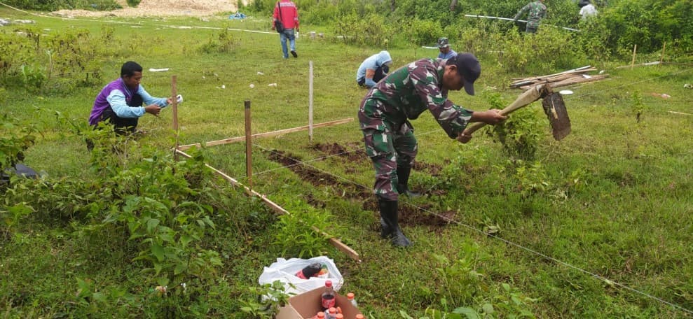 Babinsa Koramil Jombang Gotong Royong Bantu Pembuatan Pondasi Rumah Warga