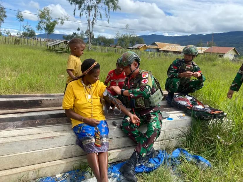 TNI Susuri Perbukitan dan Kampung di Paniai untuk Layani Kesehatan Warga