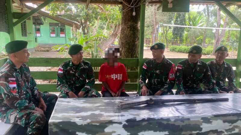 Warga Belu Serahkan Senjata Api Springfield ke Satgas Pamtas Yonarmed 12 Kostrad