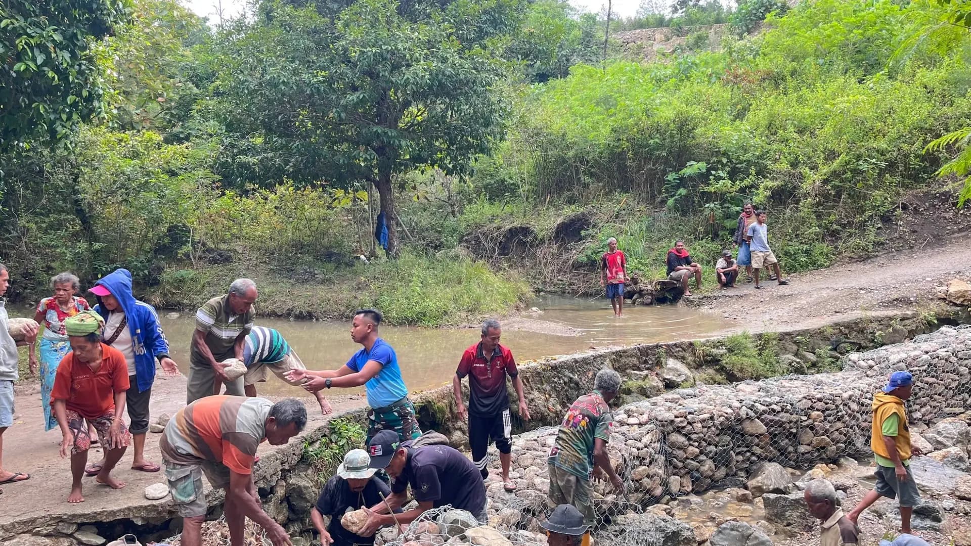 Satgas Yonarhanud 2 Kostrad dan Warga Pasang Bronjong, Antisipasi Longsor di Perbatasan