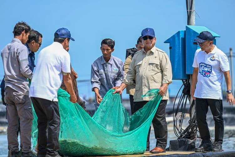 Prabowo di Kebumen: Panen Udang, Pamer Capaian, dan Soroti Kebocoran Kekayaan Negara