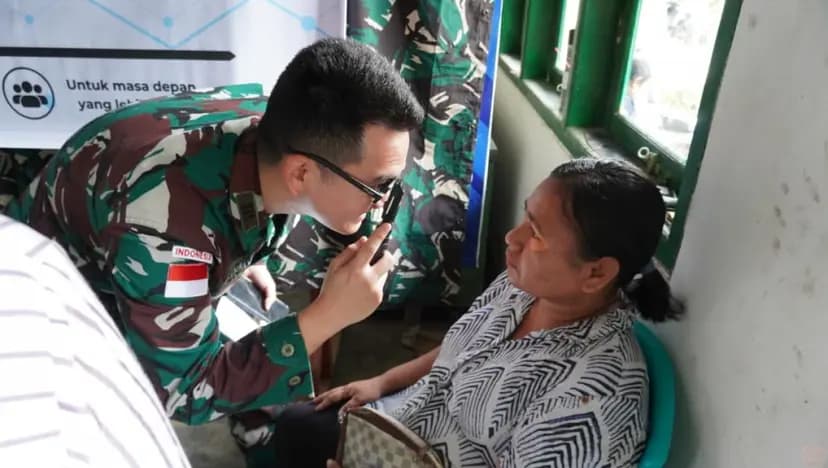 Satgas Pamtas Yonarhanud 2 Kostrad Gelar Pengobatan Gratis dan Screening Katarak di Perbatasan