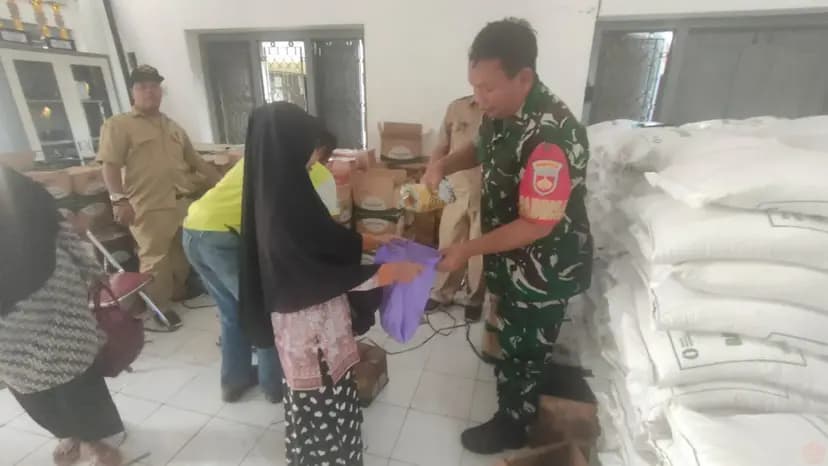 Babinsa Tempel Kawal Penyaluran Bantuan Beras dan Minyak untuk 1.275 KK di Sleman
