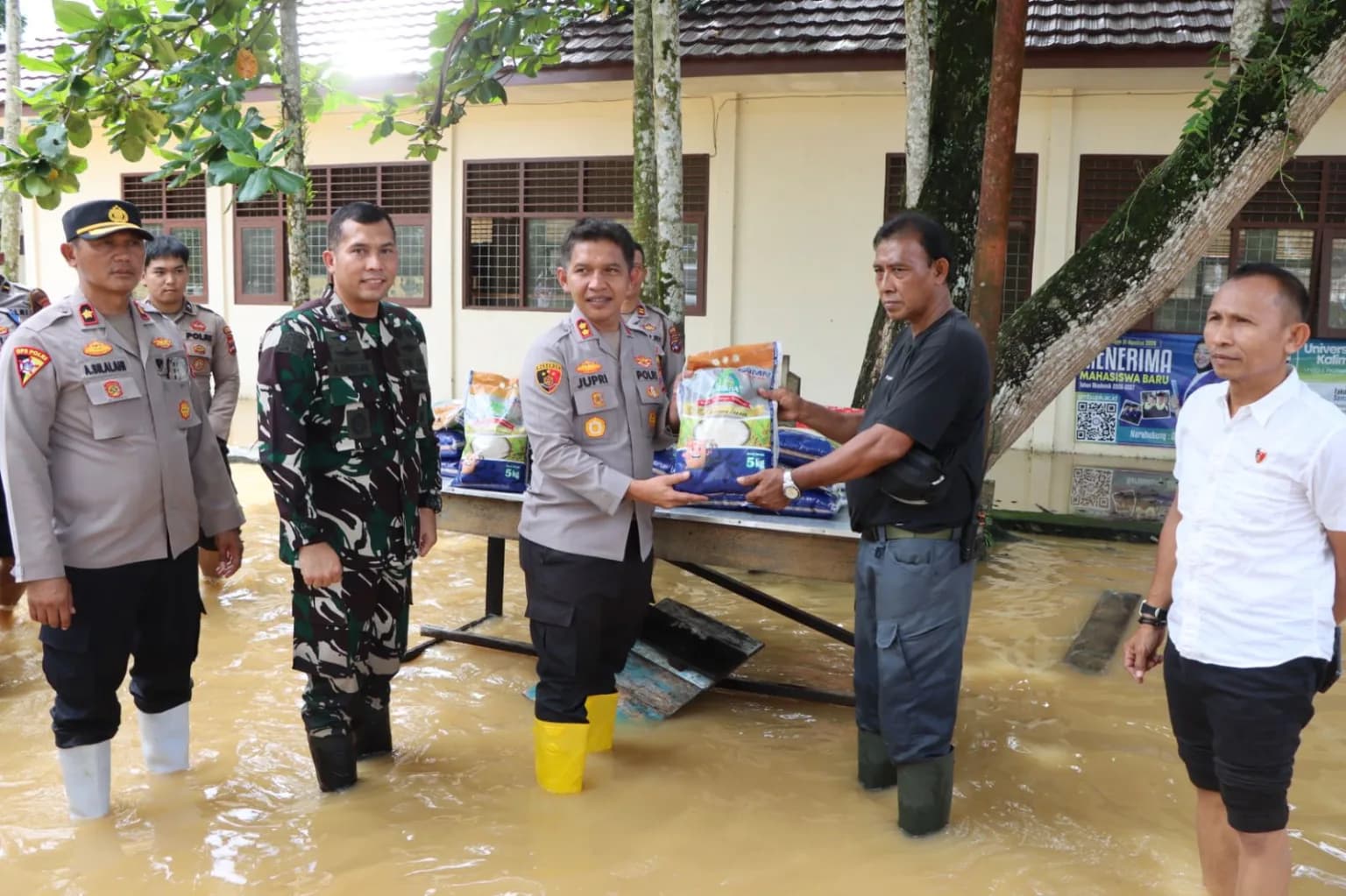 TNI-Polri Salurkan 1 Ton Beras untuk Warga Terdampak Banjir di Hulu Sungai Tengah