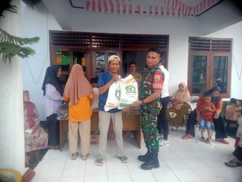 Babinsa Koramil Dompu Dampingi Penyaluran Bantuan Pangan dan Peralatan Bengkel untuk Warga