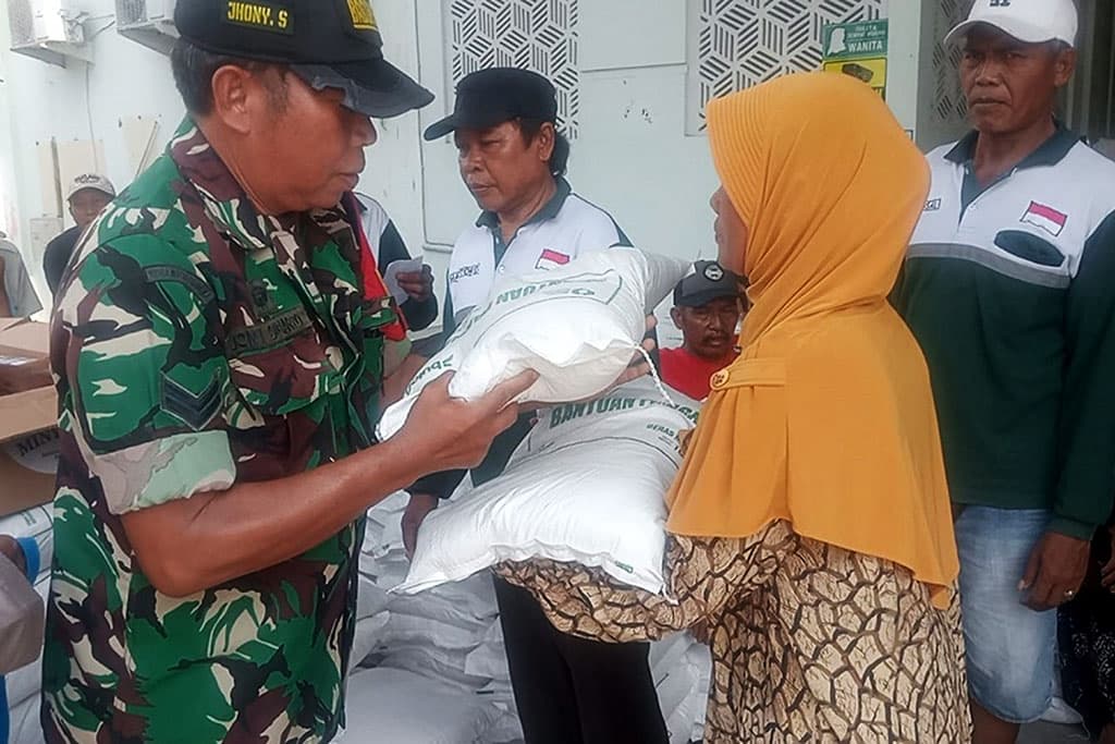 TNI-Polri Kawal Penyaluran Bantuan Pangan untuk 336 KK di Lumajang