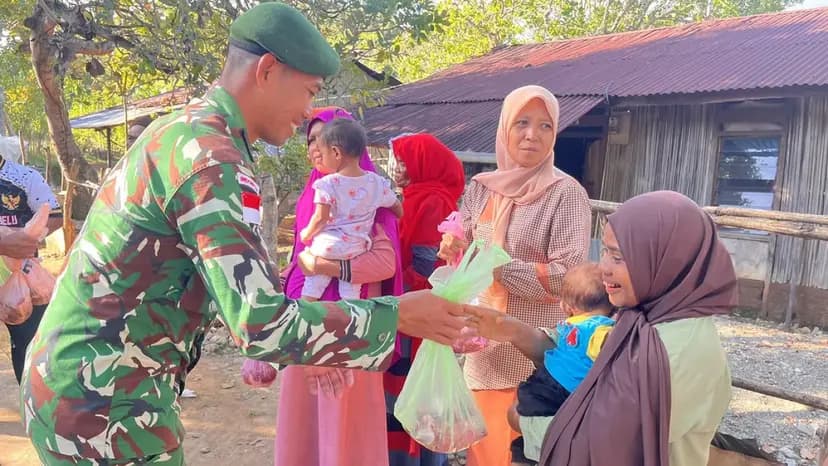 Yonarmed 12 Kostrad Salurkan 250 Paket Daging Kurban untuk Warga Perbatasan RI-RDTL
